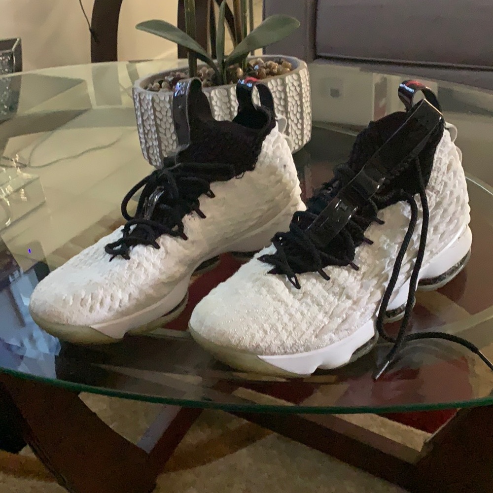 Nike Lebron 15 in excellent conditions. Size 9